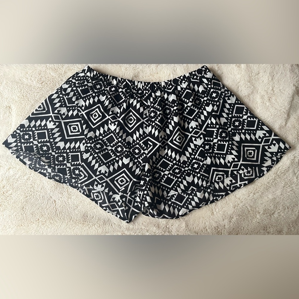 Women’s Xhiliration Tribal black and white flowy shorts, size XXL